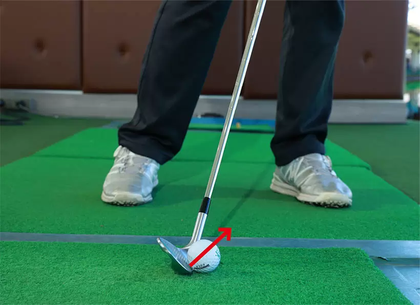 フェースを少し立てるイメージでインパクトすればキャリーが十分に出る。