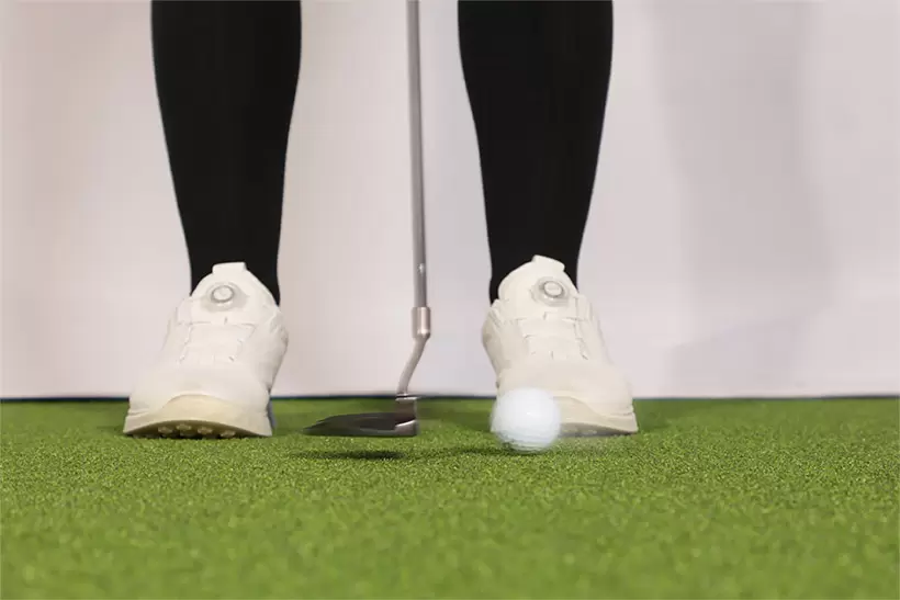 小さな振り幅で打つとインパクト時の打感や音がしっかり伝わる。これで距離感を出すようにすればロングパットの距離が合ってくる。