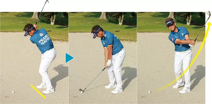 スタンスをオープンにしたら、そのスタンスの向きに沿ってスイングする。左ワキを締め、体の回転に合わせてクラブを左に振れば、砂の爆発力が増す。