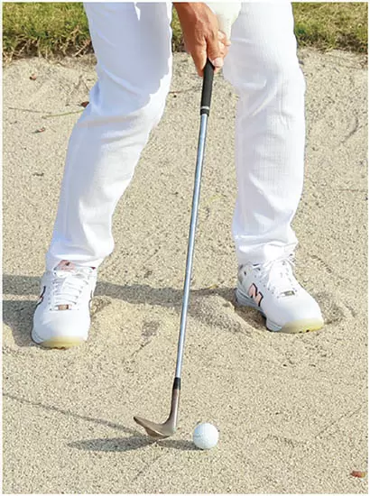 インパクトで砂を薄く取ったり厚く取ったりせず、常に同じ位置にヘッドを入れるのが藤田流。バウンスを砂に当て、砂とボールを一緒に飛ばす。