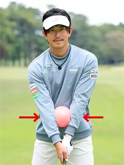 両ヒジから先の前腕部にボールをはさんでスイング練習をしよう。