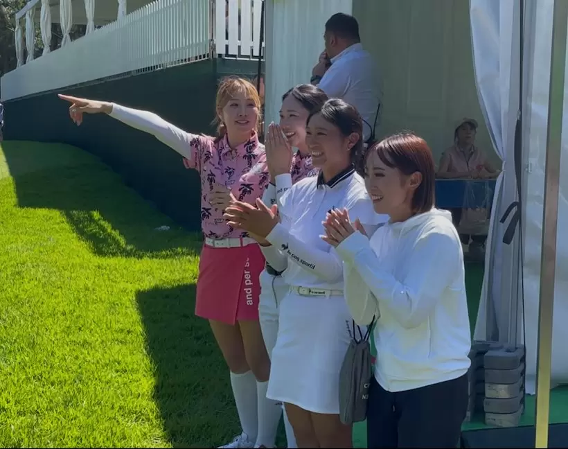 入谷を祝福に来た右から清本美波、中村心、菅楓華、都玲華。