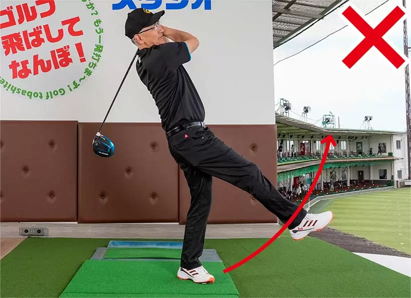 ヘッドアップのクセが強い人は最初のうちはフォロースルーで上体が反ってしまう。