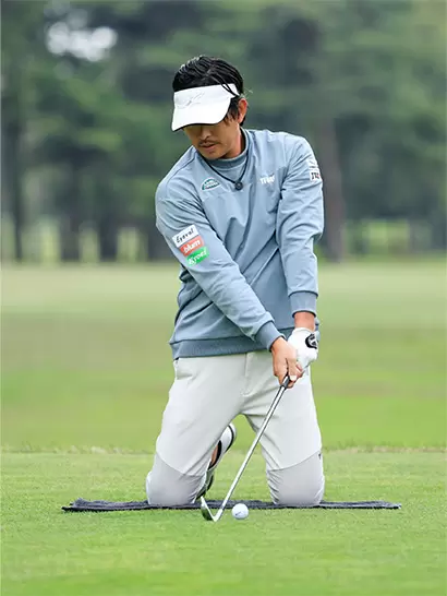 7～9番アイアンを持ち、ヒザ立ちスイングでボールを打つ練習をしてみよう。