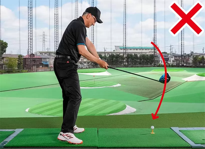 クラブが鋭角に下りるためアウトサイドインのカット軌道になりやすい。