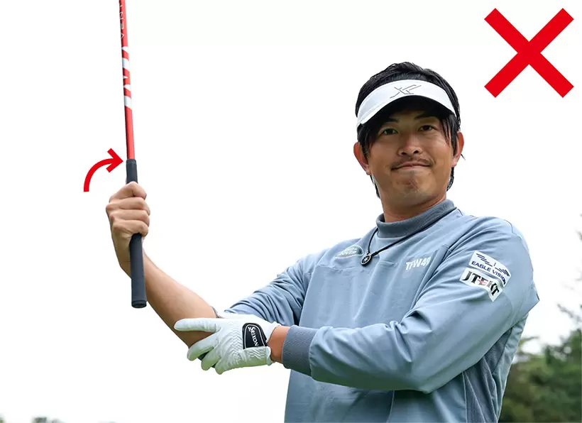 手首が硬直すると手を返そうとしても右手首が手のヒラ側に折れやすい。