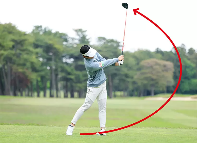 ボディドリルの要領で胸をスムーズに回転し、クラブヘッドで大きな円を描くように振り抜こう。