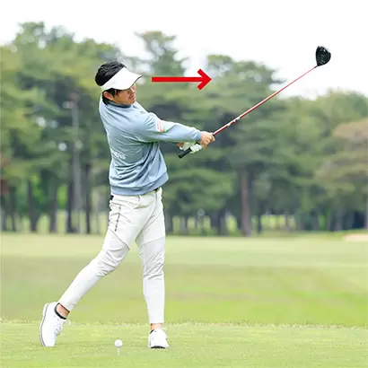 ヘッド・ビハインド・ボールさえできていれば顔は早めに目標方向を向いてもいい。