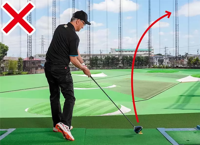 インサイドアウトに振っても左肩が早く開くうちはフェースも開いてボールは右に飛んでしまう。