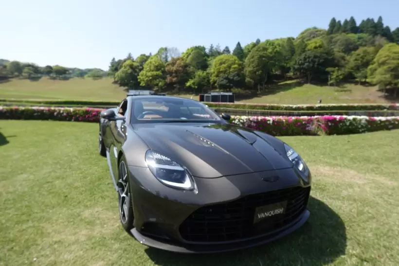 ゴルフ女子,車,ゴルフ,アストンマーティン