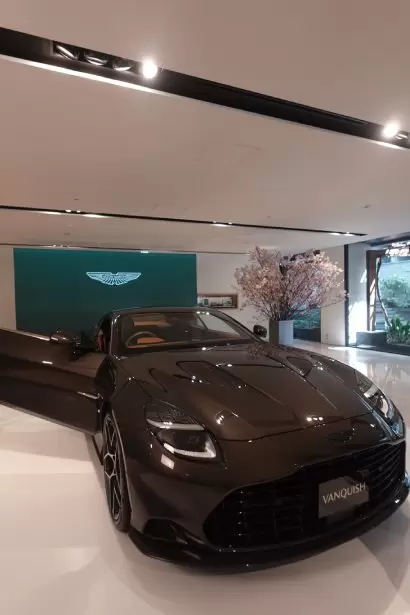 ゴルフ女子,車,ゴルフ,アストンマーティン