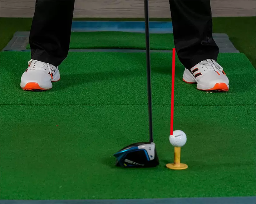 ドライバーのボールの位置は左カカト内側の延長線上が基本だ。