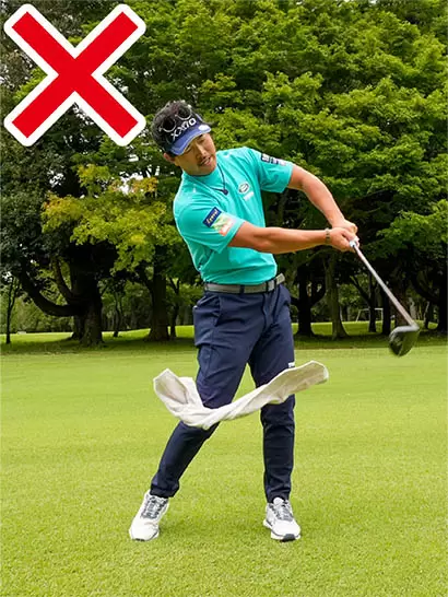 手打ちの人はワキがあきやすく、タオルが落ちてしまう。自分のクセを知ることも大事だ。