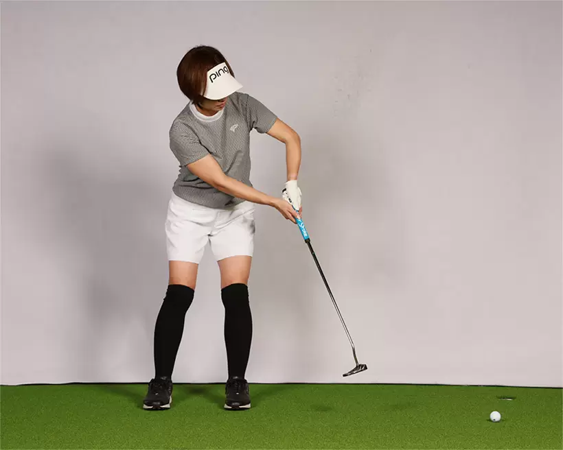 フォローを大きく出そうとするほど手がカップ方向に出る。これはヘッドアップを誘発する動きでもある。