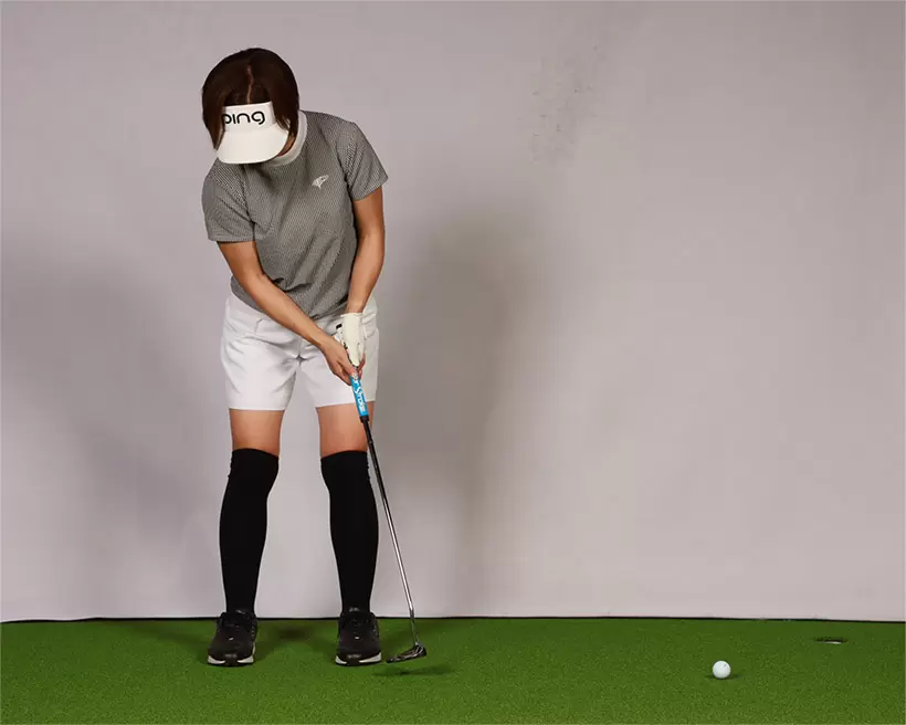 プロをはじめパット巧者のストロークではヘッドが目標方向に動くが手元はその方向に出ていかない。