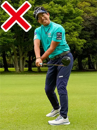 腕を返そうとして手をこねたりフェース面が下を向いたりするのはNGだ。
