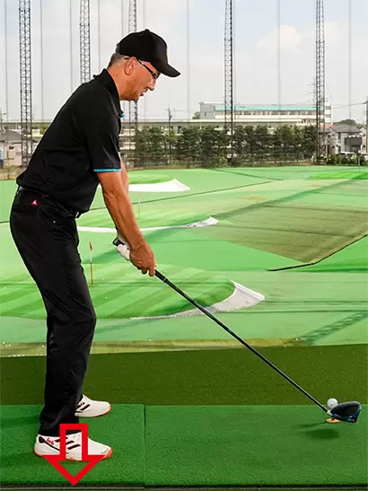 両腕を自然に下げればアドレスが完成。土踏まずから母指球にかけて体重が乗ればOK。