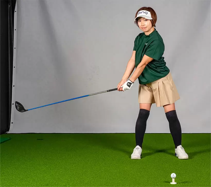 コンパクトに振る時も体はしっかり回す。テークバック～バックスイングでは体の正面に腕がある。