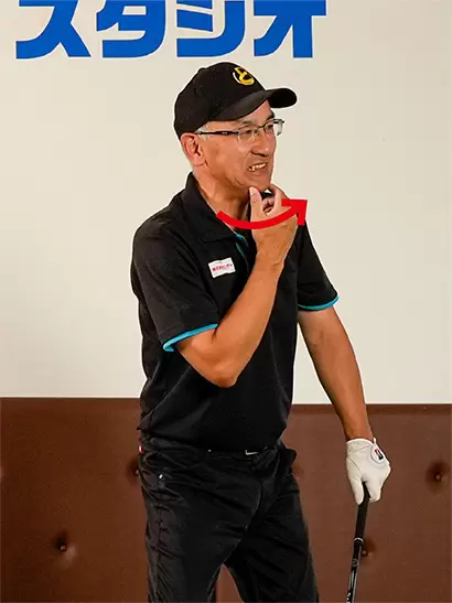 打った後はカラダの回転と一緒に顔が目標側に回るのが自然な動きだ。