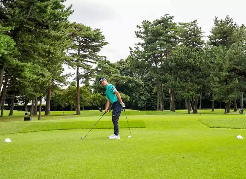 ティーイングエリアのいろいろな場所に立ってみて、安心して構えやすい場所を選ぼう。