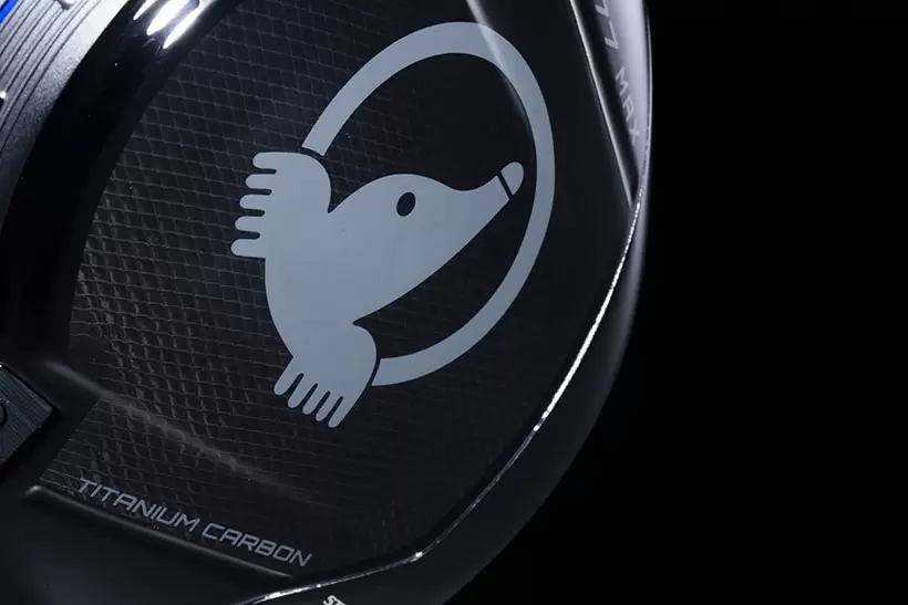 カーボンソールの表面にメッシュ状に広がっているのがチタン繊維。