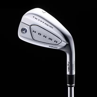 大きめで安心感のある形状でありながら、軟鉄ボディによる打感の良さを実現。