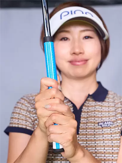 逆オーバーラッピンググリップ。順手で持ったら左手人さし指を右手の上にかけるスタイル。