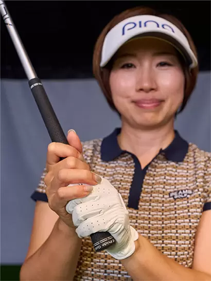 右手の小指と薬指の2本を左手に乗せるダブルオーバーラッピング。オーバーラッピング以上に右手の使用を抑えられる。