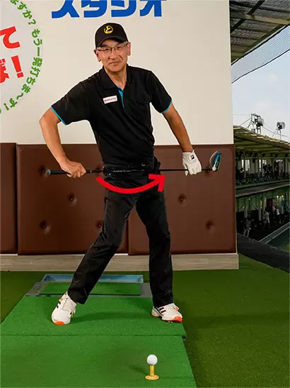 左腕が伸びるようにするにはインパクトで腰の回転を止めないのが大事なポイント。