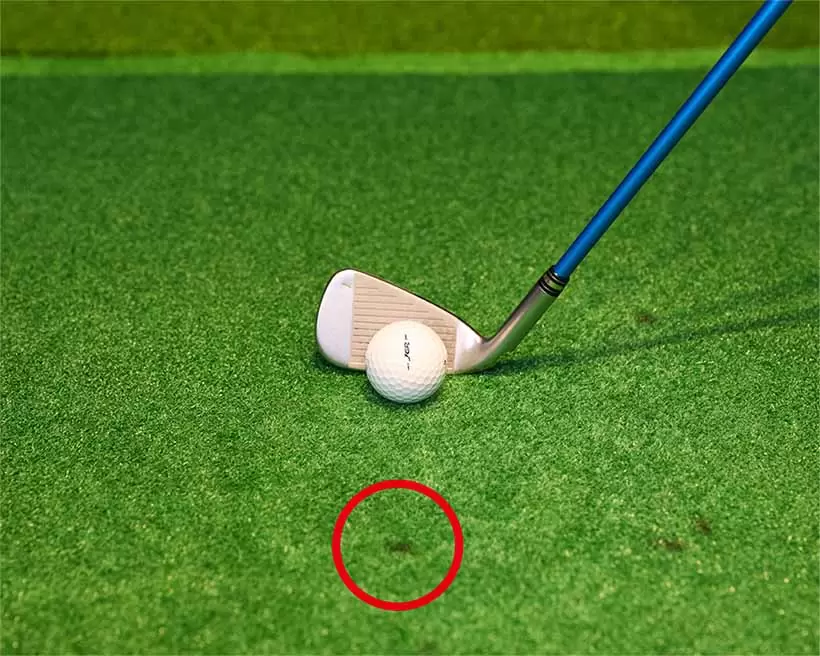 スパットはフェースの先に見つける。フェースの向きが合わせやすい距離に見つけ、そこにフェースを向けるのが基本だ。