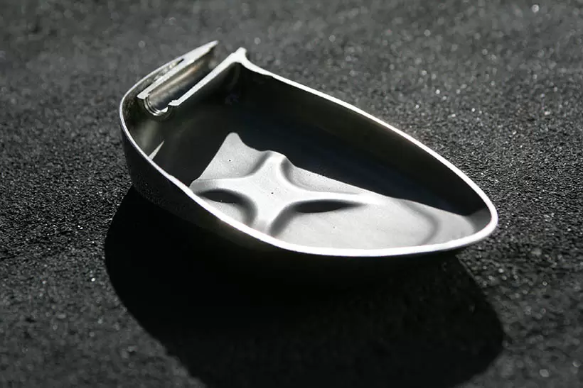 ハイパーボリックフェースによって、フェースの周辺部を薄くして高反発エリアを広げるという設計がスタンダードになった。