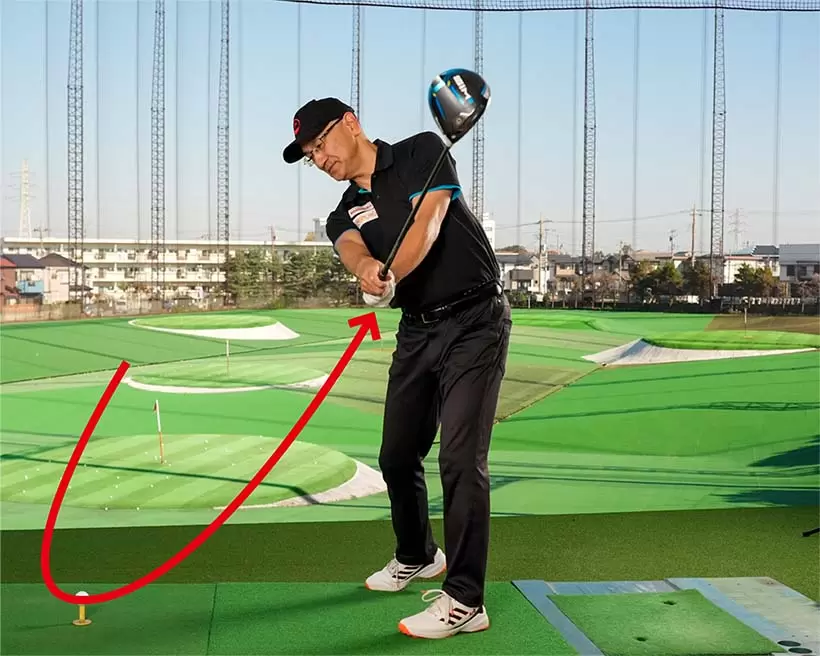 左腰くらいの高さでクラブが飛球線とほぼ平行。クラブがこの位置を通過すればOK。