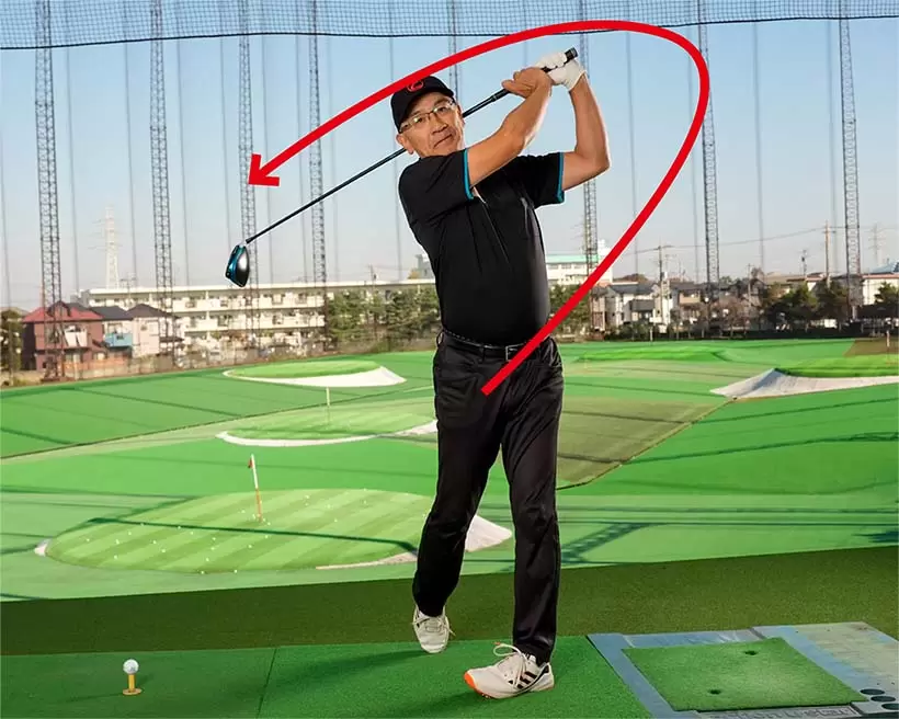 以降はクラブが左斜め方向と振り抜かれてフィニッシュへと向かう。