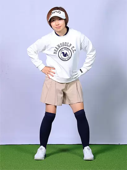 切り返しは腰の回転から。これができると結果的にダウンスイングでグリップエンドがボールを指す格好になる。