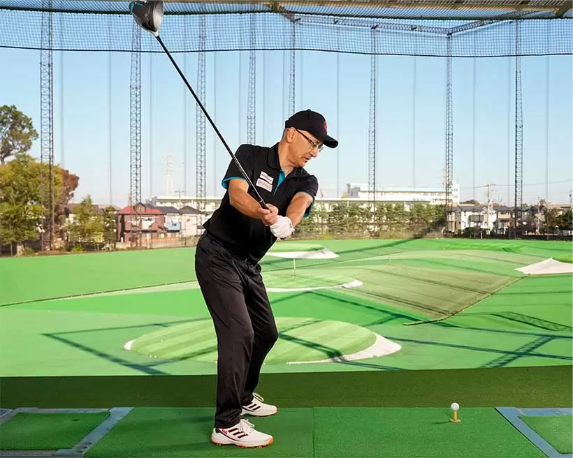 ハーフウェイバックからは右ヒジのたたみも欠かせない。この動きと連動して左手首が自然に折れる。