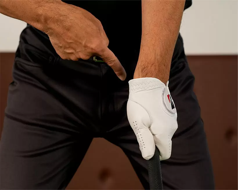 左手は左モモのツケ根の前が目安。左手の位置がズレている人が多いので注意。