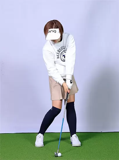 インパクトでは必ずしも軸は真っすぐでなく、わずかながらも右足に体重が残って、軸がやや右に傾く。