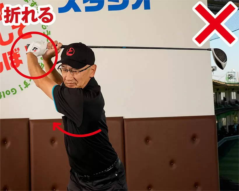 そのままバックスイングするとシャフトクロスのトップになる。縦コックが間違いの原因だ。