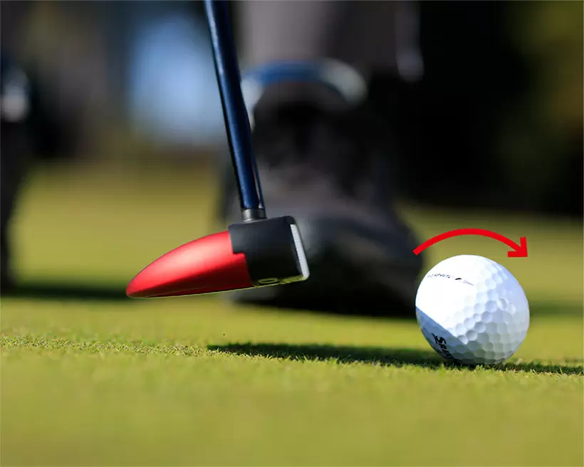 ボールにオーバースピンがかかり、コロガリがスムーズ。マレット型パターにもマッチする打ち方だ。