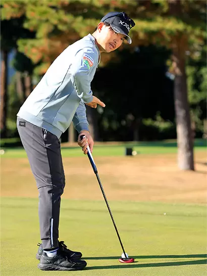 両ヒジの高さが揃えば両ヒジや両肩をスクエアにセットでき、ストローク軌道が安定する。