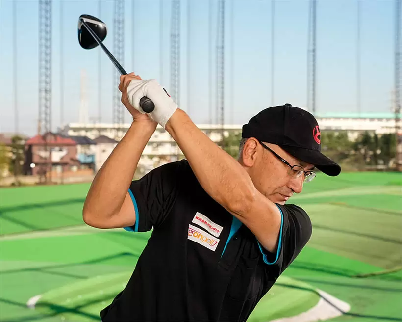 左ヒジを軽く曲げて余裕を持たせても、トップでカラダの張りを感じられるようにすることが大事。