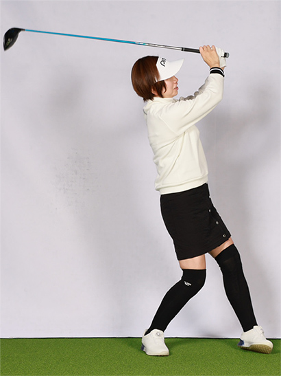 インパクト以降も右足に体重が残り、フォローからフィニッシュで体が反り返るような格好になる明治の大砲。